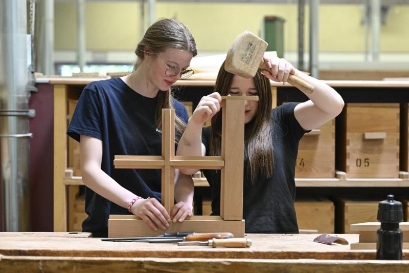 <p>Schritt für Schritt zum fertigen Werkstück: Zwei Schülerinnen der Holztechnik-Klasse des RSI bei der Arbeit.</p>