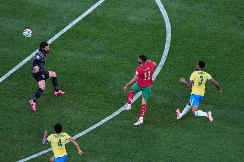 <p>Der Marokkaner Ismael Saibari (Mitte) schießt das Tor gegen den brasilianischen Torhüter Alisson Becker (links), während die Brasilianer Gabriel Magalhães (rechts) und Marquinhos (links) nicht mehr eingreifen können.</p>