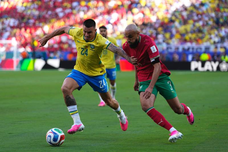 <p>Noussair Mazraoui (rechts) kämpft mit Roger Ibanez (links) um den Ball.</p>