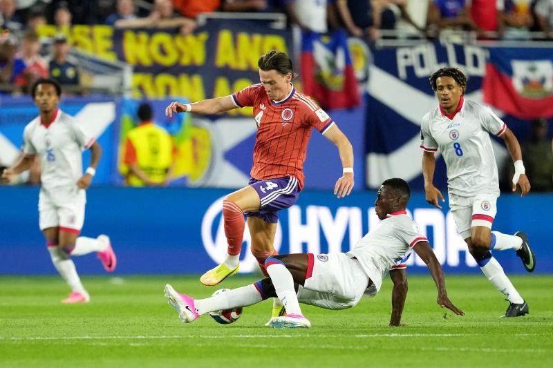 <p>Schottlands Scott McTominay (Mitte) wird vom Haitianer Jean Jacques attackiert.</p>