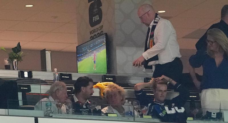 <p>Musiker Sir Rod Stewart (3.v.l.) auf der Tribüne während des Spiels.</p>