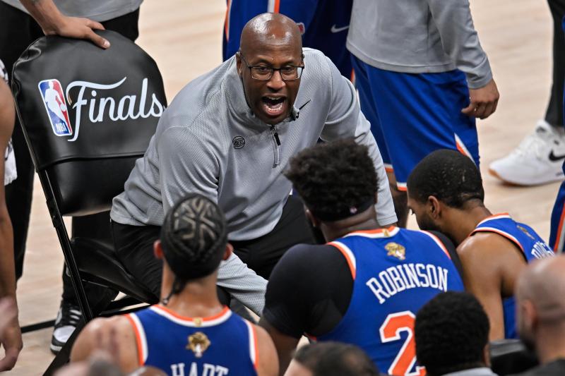 <p>Mike Brown, Cheftrainer der New York Knicks, spricht während einer Auszeit.</p>