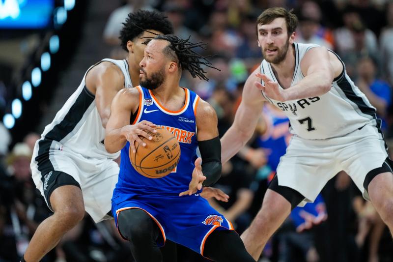 <p>Jalen Brunson (11), Guard der New York Knicks, im Duell mit Luke Kornet (7), Center der San Antonio Spurs</p>