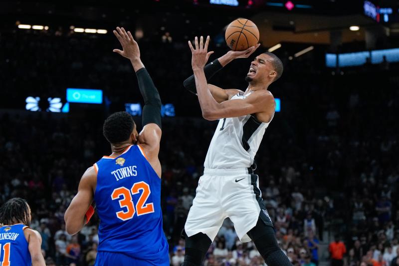 <p>Victor Wembanyama, Flügelspieler der San Antonio Spurs, wirft, während Karl-Anthony Towns (32), Center der New York Knicks, verteidigt.</p>