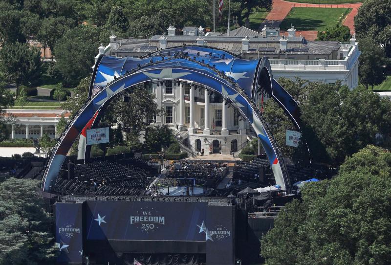 <p>Auf dem Foto ist die Arena für die Kämpfe der UFC Freedom 250 auf dem South Lawn des Weißen Hauses in Washington zu sehen.</p>