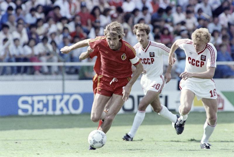 <p>Jan Ceulemans (links) im Achtelfinale der WM 1986 in Mexiko gegen die Sowjetunion. Mit seinem Treffer zum 2:2 leitete der Kapitän legendären 4:3-Sieg von León ein, über den 40 Jahre später noch immer gesprochen wird.</p>