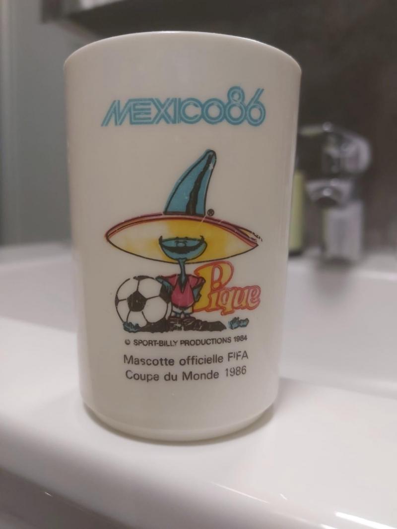 <p>Ein kleines Erinnerungsstück an Mexiko 1986: ein Zahnputzbecher mit dem WM-Maskottchen Pique</p>