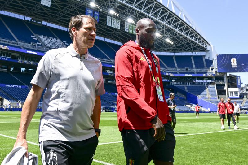 <p>Rudi Garica besichtigt mit Romelu Lukaku (rechts) das Lumen-Field-Sation in Seattle.</p>