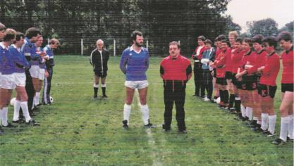 <p>Ganz sportlich: Erwin Güsting (Bildmitte, in blau) zusammen mit Jonny Deliège und den Mannschaften Gut Schluck und Hauseter Sportverein bei der Einweihung des Fußballplatzes im Jahr 1987.</p>