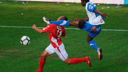<p>Diese Szene schockte vor knapp acht Jahren die belgische Fußballwelt. Im Spitzenspiel der 1. Division verlor Mehdi Carcela nach einem Tritt von Genks Verteidiger Chris Mavinga das Bewusstsein.</p>