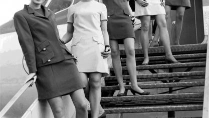 <p>Eine Gruppe Stewardessen der Deutschen Lufthansa posiert auf einer Gangway in ihren neuen Uniformen. Die Ensembles wurde von dem jungen Berliner Couturier Werner Machnik in den ersten Jahren des Minirocks entworfen. Archivbild: dpa</p>