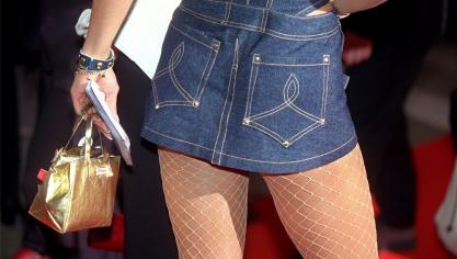 <p>In einem Minirock aus Jeans kommt „Rollergirl“ Nicky über den roten Teppich zur Verleihung des deutschen Schallplattenpreises „Echo“.</p>