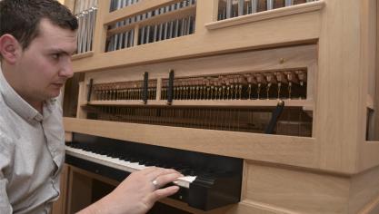 <p>Laurent Schmitt wurde im Orgelbaubetrieb Schumacher in Eupen ausgebildet und nahm Unterricht an der renommierten Oscar-Walcker-Schule in Ludwigsburg bei Stuttgart.</p>