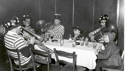 <p>Oft kehrten die an den Karnevalsumzügen teilnehmenden Musikgruppen in die Kneipen ein. Die Aufnahme aus dem Jahre 1964 zeigt von links nach rechts: Willy Vilvoye, Jakob Belleflamme, Hans Müller, ( x ), Felix Belleflamme, Elke Belleflamme.</p>