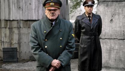 <p>Bruno Ganz als Adolf Hitler (vorne) und Heino Ferch als Hitlers Reichsarchitekt Albert Speer in einer Szene des Kinofilms „Der Untergang“ (undatiertes Szenenfoto).</p>