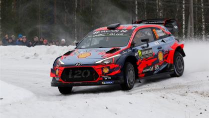 <p>Der gebürtige St.Vither Thierry Neuville driftet im Hyundai i20 Coupe WRC auf den Schnee- und Eispisten der Rallye Schweden.</p>