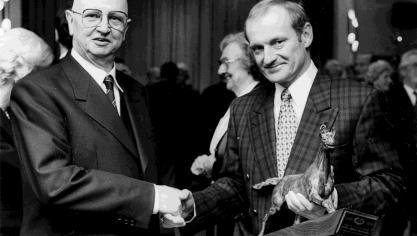 <p>Reiterfreunde unter sich: 1993 erhielt Alfred Bourseaux (l.) aus den Händen von St.Georg-Vereinspräsident Helmut Theves (r.) eine bronzene Pferdestatue zum 65. Geburtstag.</p>