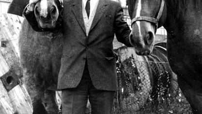 <p>Eine Aufnahme aus den 1980er Jahren: Der Kabelwerk-Boss mit zwei seiner Arbeitspferde. Alfred Bourseaux ist seit Kindesbeinen an ein Pferdeliebhaber. „Überall, wo Pferde waren, da war auch ich nicht weit weg.“Foto: Helmut Thönnissen</p>
