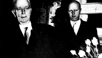 <p>Im November 1956 ehrte die Kabelwerk-Belegschaft ihren Generaldirektor Carl Bourseaux (links) anlässlich seines 75.Geburtstags – neben ihm erkennt man Sohn Alfred.</p>