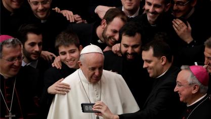 <p>So kennt man ihn: Am Mittwoch noch stand Papst Franziskus (M) für ein Foto mit einer Gruppe von Priestern am Ende seiner wöchentlichen Generalaudienz bereit. Seit Donnerstag steht sein Pontifikat wegen des Missbrauchsthemas auf dem Prüfstand.</p>