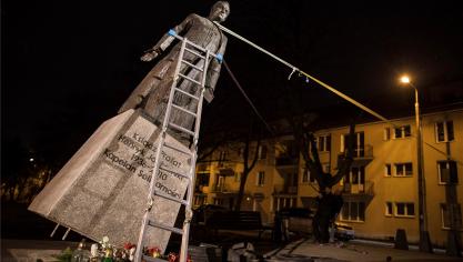 <p>Im erzkatholischen Polen stürzen Aktivisten die Statue des umstrittenen Priesters Henryk Jankowski zeitgleich zum Start des Anti-Missbrauchs-Gipfels im Vatikan.</p>