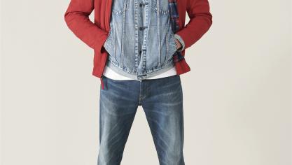 <p>Levi’s setzt bei einer Jeanskombination auf eine rote Jacke</p>