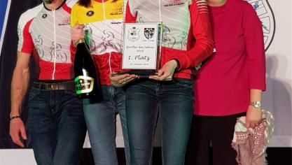 <p>Die Familie ist ein wichtiger Stützpfeiler bei jedem Rennen. Durch Valérie (Zweite von rechts) kam die Kelmiser Sportlerin des Jahres Déborah Schmitz (Zweite von links) erst zum Radsport.</p>
