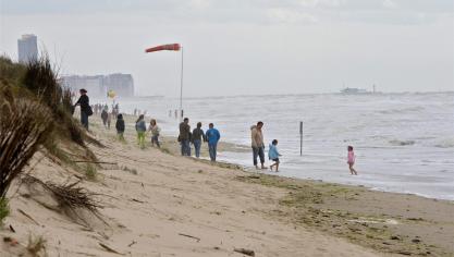 <p>Ob Sonne oder Schmuddelwetter, der Sand an der Küste wird zunehmend verschmutzt. Zigarettenstummel werden von Kindern immer wieder ausgebuddelt. Illustrationsbild: belga</p>