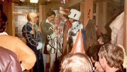 <p>Prinz Klaus I. bei seiner Proklamation 1984. Links Bauer Günther Thyssen, Prinzenflüsterer Mathieu Willems, Prinz Klaus, Gerd (Frieda) Friedrichs von der Prinzengarde.</p>