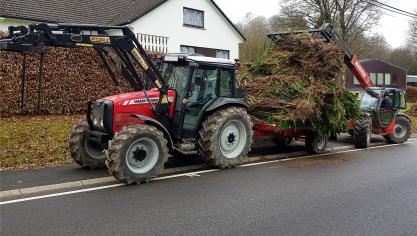 <p>Traktoren kommen beim Einsammeln des Brennmaterials zum Einsatz.</p>