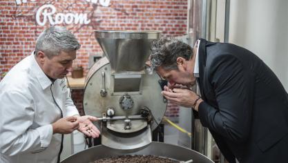 <p>Der Chocolatier Jean-Philippe Darcis (links) und der Destillateur Bernard Zacharias haben ihr Know-how zusammengeführt und zwei neue Produkte entwickelt.</p>