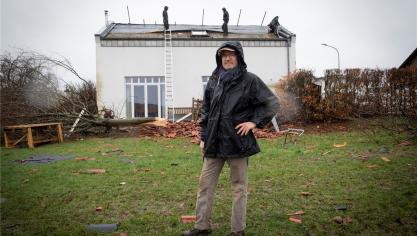<p>Stefan Fitze steht vor seinem Haus in der Rotter Gasse in Roetgen. Ein Tornado hat hier gewütet. Es wurden Bäume umgeknickt, Dächer abgedeckt und Gegenstände durch die Luft gewirbelt. Jetzt sind Bewohner und Hilfskräfte mit den Aufräumarbeiten beschäftigt.</p>