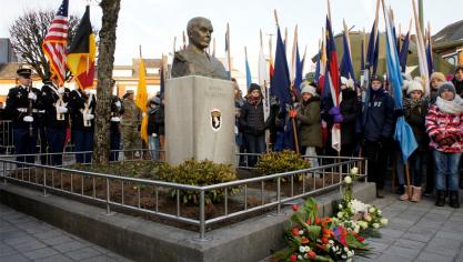 <p>Gedenkfeier am Denkmal von US-General Anthony McAuliffe in Bastogne.</p>