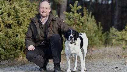 <p>Der Berliner Tierpathologe Achim Gruber hockt neben seinem Hund Benni. Gruber hat ein Buch über das Verhältnis zwischen Menschen und ihren Haustieren geschrieben.</p>