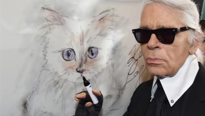 <p>Karl Lagerfeld steht bei der Vernissage „Corsa Karl und Choupette“ für seinen Kalender im Palazzo Italia in Berlin an einer Zeichnung seiner Birma-Katze Choupette.</p>