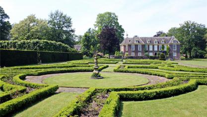 <p>Der Landsitz De Wiersse verfügt über eine üppige Gartenanlage, die sich Besucher zu bestimmten Terminen geführt anschauen können.</p>