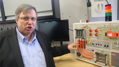 <p>Gino Dacoster zeigt in der Kfz-Werkstatt einen Hybridmotor, der auch viel Elektronik enthält. Wer Kfz-Mechatroniker werden will, muss diese Technik beherrschen.</p>