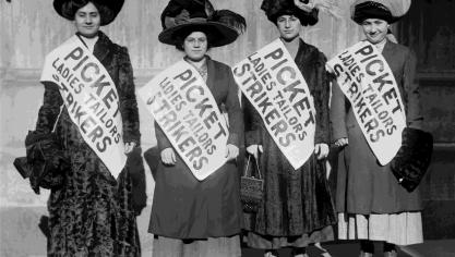 <p>Shirtwaist Streik 1909 in New York: 20.000 Textilarbeiterinnen streikten wochenlang. Sie litten Hunger und manche verloren das Dach über ihrem Kopf.</p>