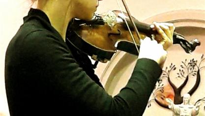 <p>Katrin Simons hat eine klassische Ausbildung absolviert, widmet sich aber seit Jahren der experimentellen Musik.</p>