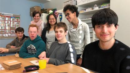<p>Eine kurze Arbeitsunterbrechung zwecks Foto muss sein: Lehrerin Marianne Franken (oben links) mit ihren Schülern und Grafikdesignerin Ah-Young Betsch (2. v. l. o.).</p>