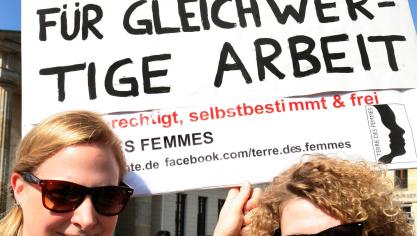 <p>„Gleicher Lohn für gleichwertige Arbeit“ steht auf dem Schild, das zwei Frauen bei einem Equal Pay Day halten. Bis zu 20 Prozent beträgt der Lohnunterschied zwischen Männern und Frauen in Belgien.</p>