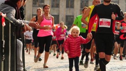 <p>Nach dem Tod seines Sohnes ist Björn Klinkenberg den Köln-Marathon gelaufen. Das Foto zeigt ihn beim Zieleinlauf des Halbmarathons in Brüssel mit seiner Tochter Zoé.</p>