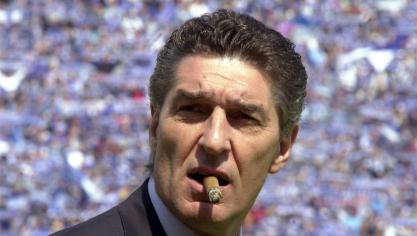 <p>Rudi Assauer, der damalige Manager des FC Schalke 04, raucht im Mai 2001 beim Fußball-Bundesligaspiel zwischen dem FC Schalke 04 und Unterhaching im heimischen Gelsenkirchener Parkstadion eine Zigarre.</p>