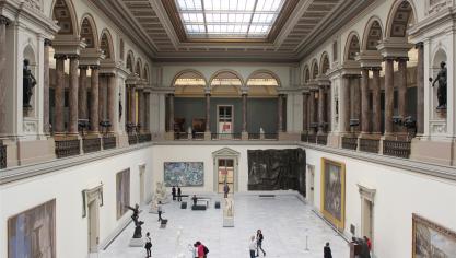 <p>Blick in den Lichthof der Königlichen Museen. Hier können Besucher sich immerhin fünf Bruegel-Gemälde anschauen.</p>