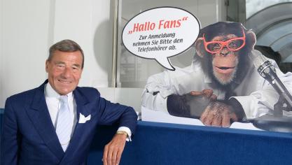 <p>Geschäftsführer Wolfgang Grupp des Bekleidungsunternehmens Trigema posiert neben einem Werbeschild mit dem aus seiner Werbung bekannten Affen.</p>