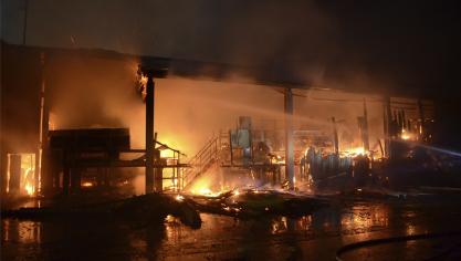 <p>Bei Eintreffen der Feuerwehr vor Ort stand die Produktionshalle, in der die Starkholzlinie untergebracht ist, komplett in Flammen. Die Anlage wurde vollständig zerstört.</p>
