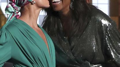 <p>Moderatorin Alicia Keys (l.) mit Überraschungsgast Michelle Obama (r.) auf der Bühne bei den Grammys 2019</p>