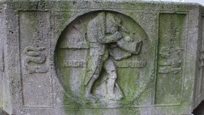 <p>Der Bonner Studentenbrunnen aus dem Jahr 1913 zeigt auch die Abbildung eines Nachtwächters.</p>
