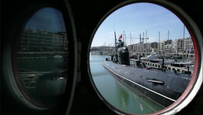 <p>Blick durch eine Luke auf das U-Boot im touristischen Hafen von Zeebrugge.</p>