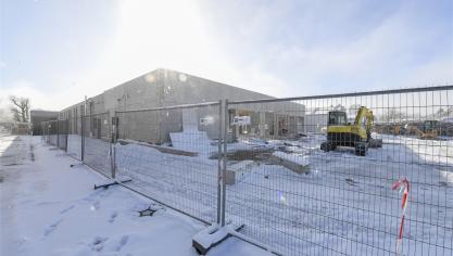 <p>Während der Bauarbeiten (Foto links) werden die Kunden der Metzgerei weiter in einem Container auf dem Parkplatz des Discounters bedient.</p>